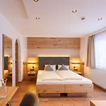 Luggi Hotel 2*